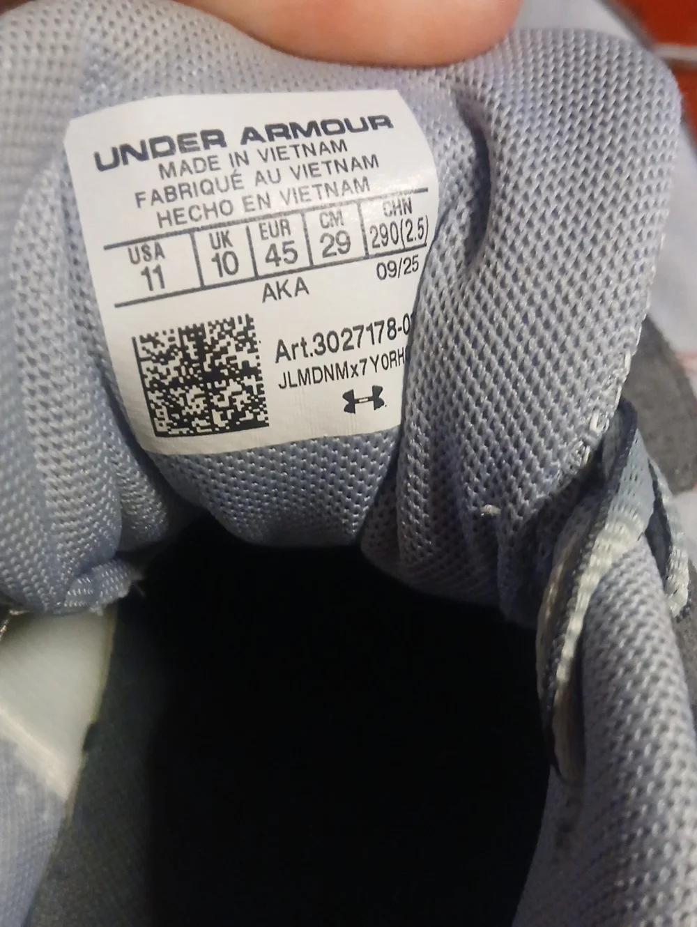 Mens Size 11 Under Armour Charged Verssert  Running Shoes